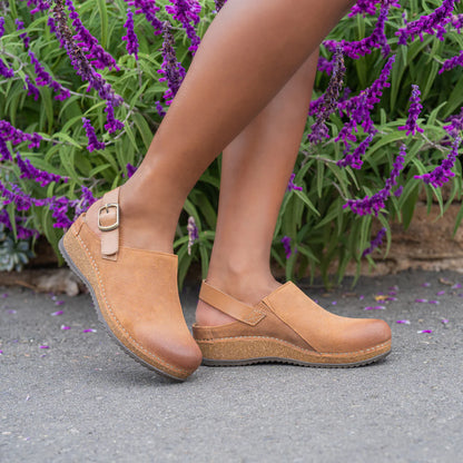 Dansko Merrin-Tan Burnished Suede